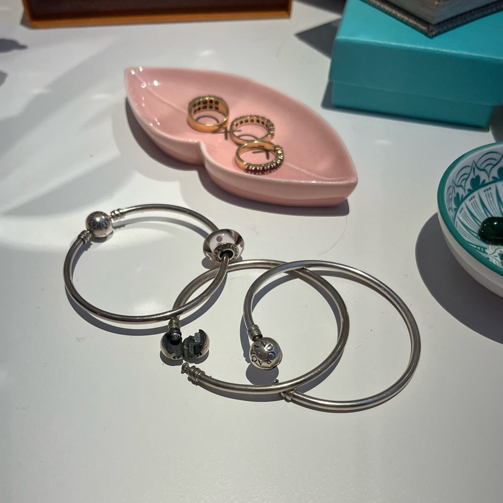 Pandora bangle with one charm